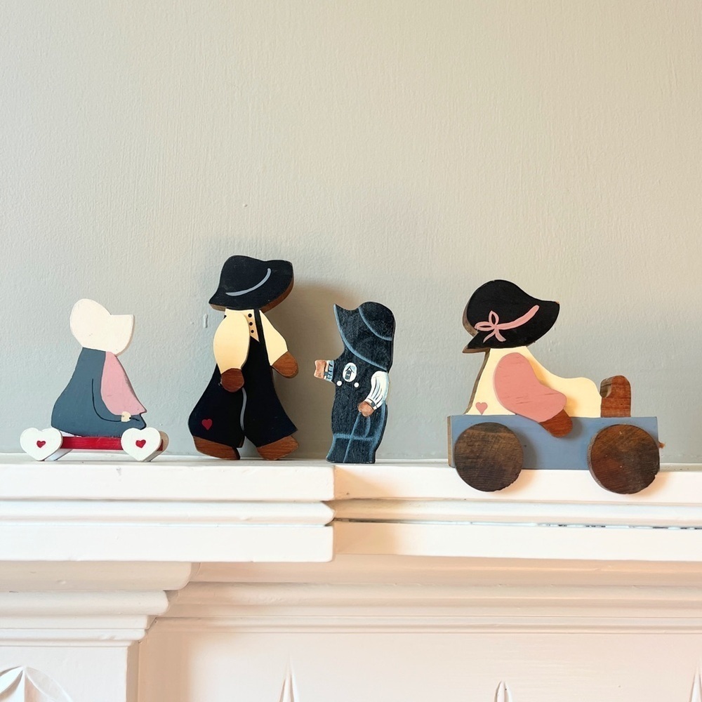 Vintage 90’s Hand Painted Wooden Amish Boy & Girl Shelf Figurines Lot of 4
